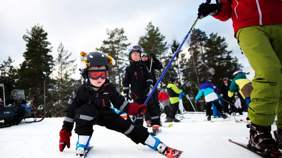 På tisdag den 18 februari kan vem som helst hämta ut gratis liftkort och låna skidutrustning på Spökbacken.