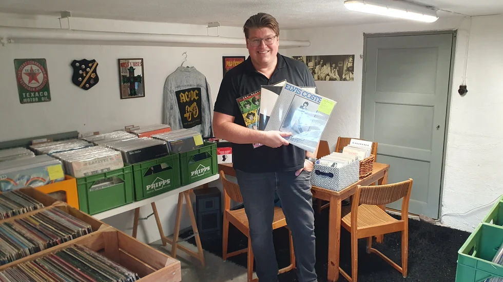 Alexander Söderberg i sin källare i Sköldinge där han säljer vinylskivor. 