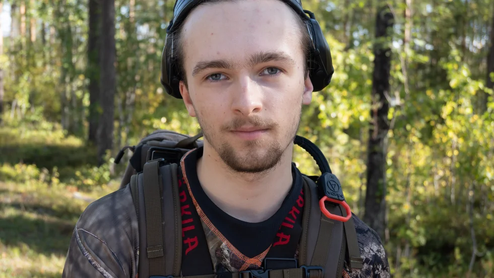 Samuel Gamstedt, 19 år, jagar både älg och fågel i Kamlunge. Det är hans morfar som är från trakten, själv bor han i Stockholm men han brukar vara här och jaga älg på hösten första veckan på älgjakten.