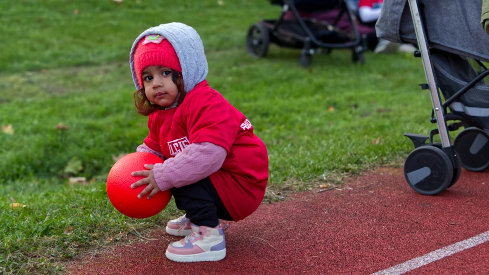 En av friidrottsskolans yngsta deltagare, Zamal, 1, var väldigt nöjd med att göra ett par boll-övningar. Mamma Lubanajaved berättar att hon och dottern kom till Skäggetorp från Pakistan för bara en månad sedan och att de tycker att det är härligt med att det finns sådana här aktiviteter där man kan träffa andra. 