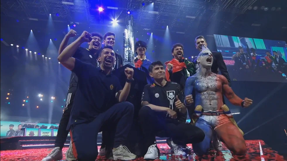 Martin tillsammans med sitt lag G2 Esports kort efter att ha säkrat finalvinsten på EM.