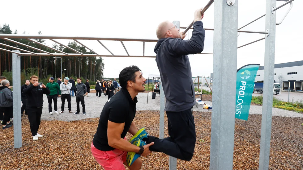 Gyminstruktören Antonito Cortes peppar Jesper Dahlkvist, från närliggande Footwear, att göra en extra chin-up.