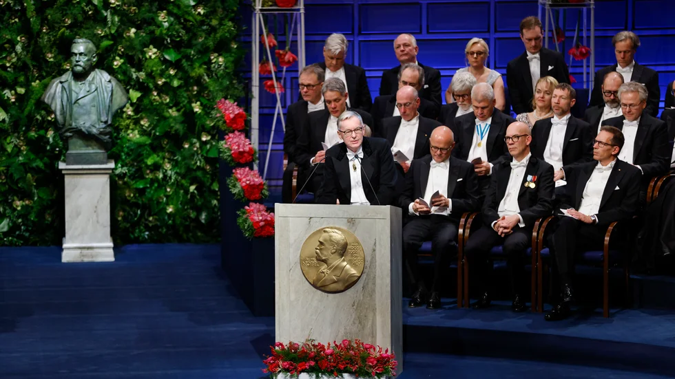 Professor Anders Olsson presenterar 2022 års nobelpristagare i litteratur i Konserthuset i Stockholm. Årets pristagare kommer att få mer pengar. Arkivbild.