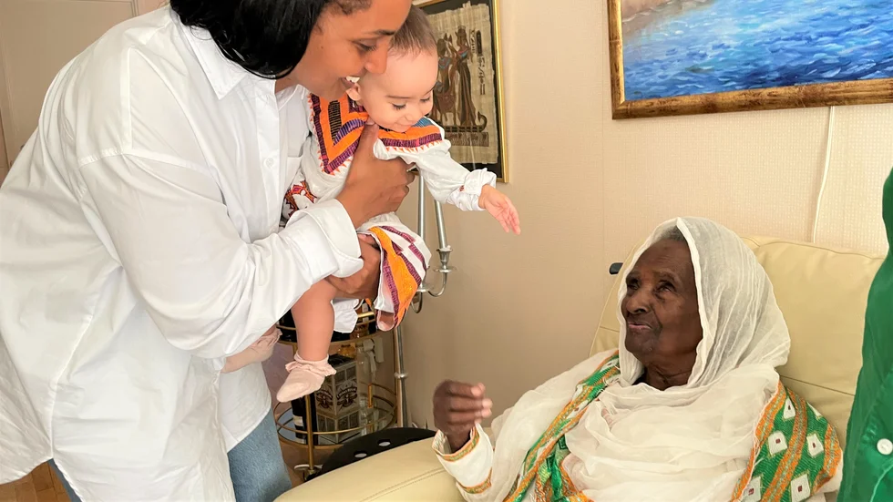 Helen Gehebre med dottern Zebib, åtta månader, som vill hålla sin gammelmormor Letensie Kidanemariams hand. De bor alla tillsammans i en lägenhet i centrala Uppsala, där även Tzighe Kifle, Helens mamma bor.