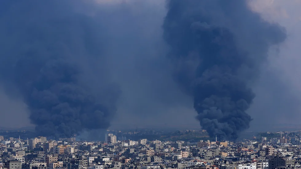 Rök stiger efter en israelisk luftattack i Gaza stad. Bilden är från i onsdags.