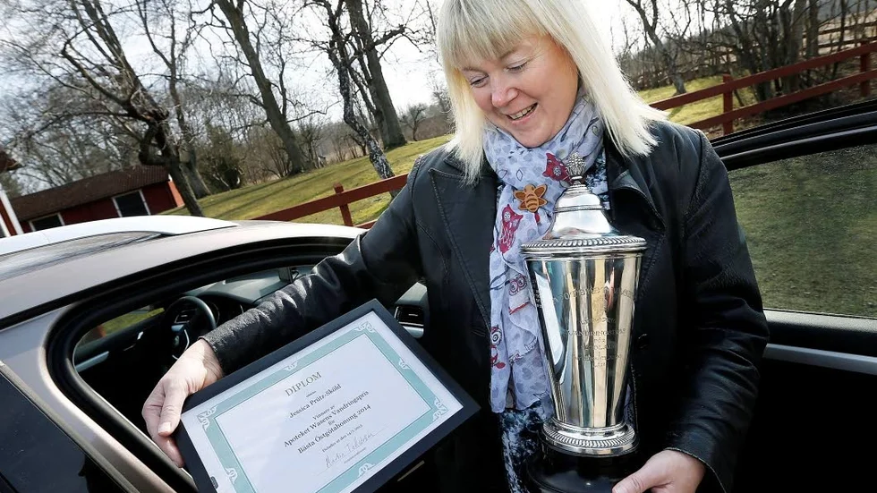 Jessica Prütz har både diplom och pokal som visar att hon är länsbäst på honung.