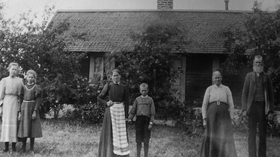 Gunnars farmor och farfar står till höger i bild och den lille pojken är hans pappa. Foto är från 1910.