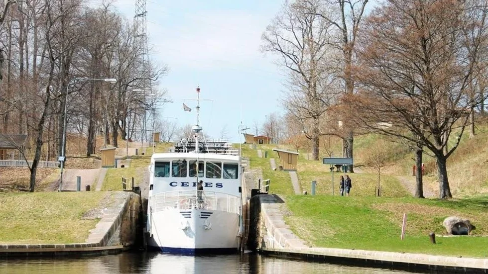 MS Ceres var först ut att lämna Motala och slusstrappan i Borenshult för vidare färd på Boren. I går öppnade Göta kanal för säsongen.