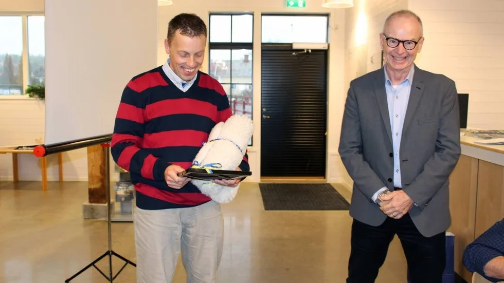 Johan Stenberg, som driver Söderköpings camping och vandrarhem, var både glad och stolt när han fick ta emot utmärkelsen årets Längs Göta Kanalföretag. Prisutdelare var Göta Kanalbolags vd Anders Donlau.