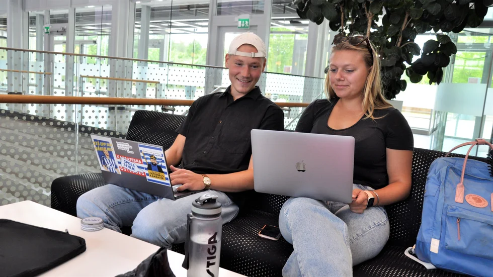 William Ahonen-Berger och Loisa Erikstam känner att lärare är bland det mest givande man kan vara. "Tänk att få känna när man går hem att man gjort något vettigt."