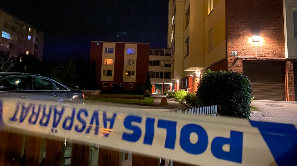 Eskilstunabornas oro för brott har skjutit i höjden. Bilden på polisens avspärrning är från en av de senaste skjutningarna i Årby.