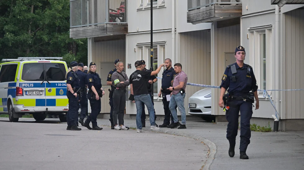 Polis på plats i Helenelund i Sollentuna norr om Stockholm efter det att en person skjutits på en gata i ett bostadsområde.