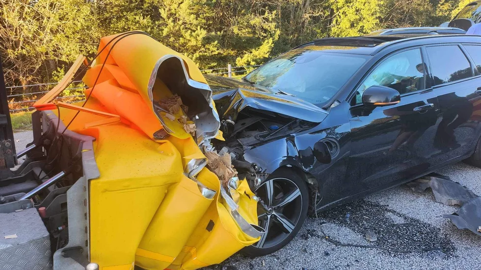 Den energiupptagande skyddskudden förstördes helt när personbilen körde in i TMA-bilen från Westerholm TMA i Lillkyrka.