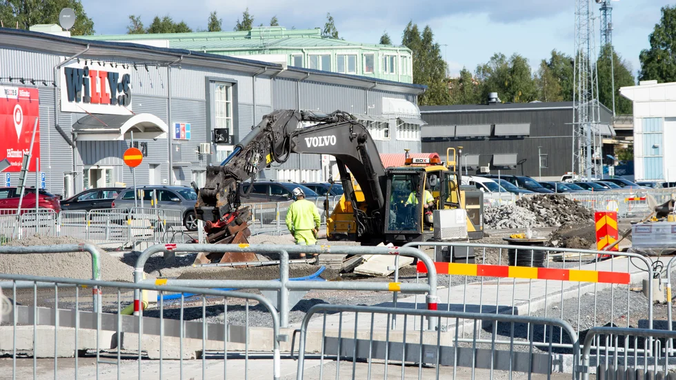 En sträcka på 90 meter efter Småbåtsgatan ska grävas upp igen efter sättningar i marken. 