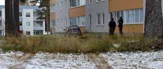 Personbil kraschade in i vägg – två personer till sjukhus