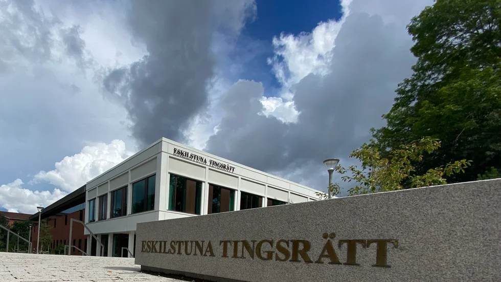 Domstolen delar åklagarens bedömning om att det föreligger synnerliga skäl att häkta den misstänkte, trots hans låga ålder.