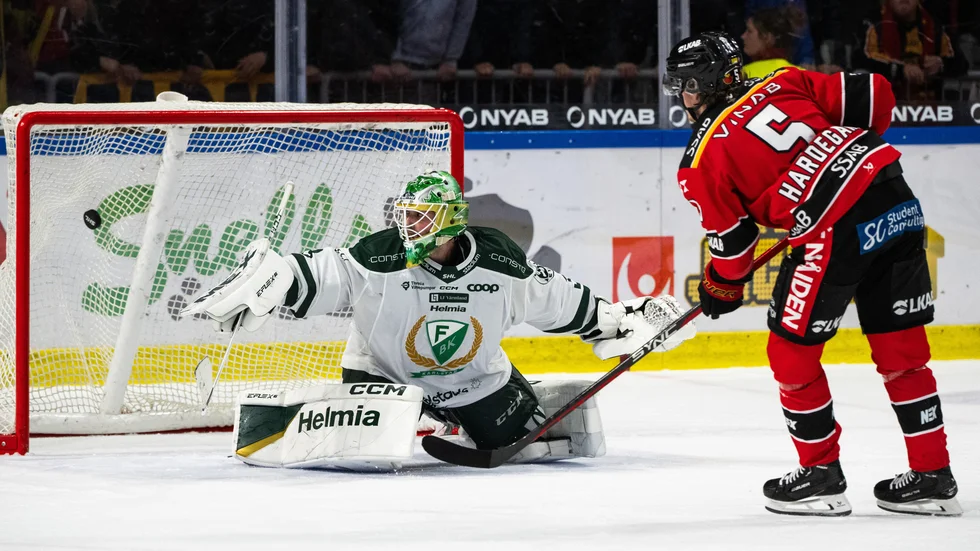Marcus Hardegård sätter sin straff mot Färjestad.