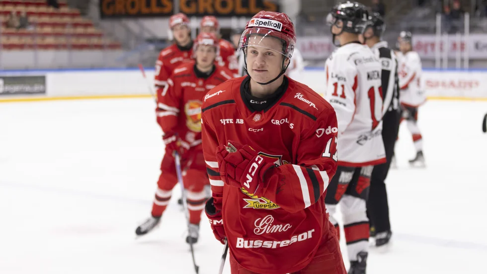 Almtunajunioren William Falkenhäll är på väg att ta emot kompisarnas gratulationer efter sitt mål mot Nybro. Nu fattas bara en sak för 18-åringen...