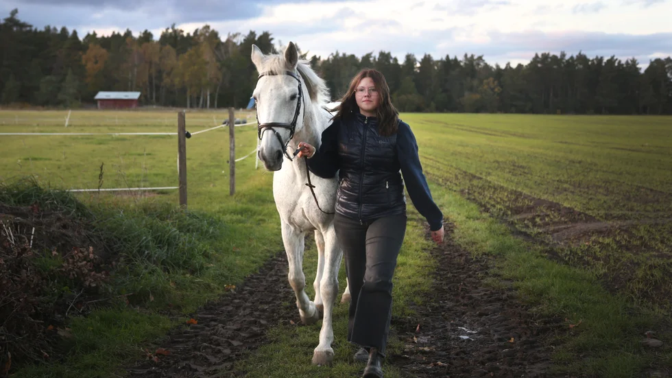 Eira Pavval och hästen Nalle, de trivs med varandra och när det kommer till ridning försöker Eira sitta upp i sadeln oavsett om hon är låg eller hög i blodsockret.