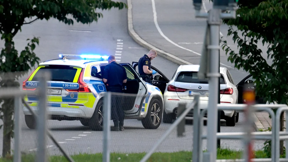Polis har stoppat en personbil för kontroll i Solna. Bild från september.
