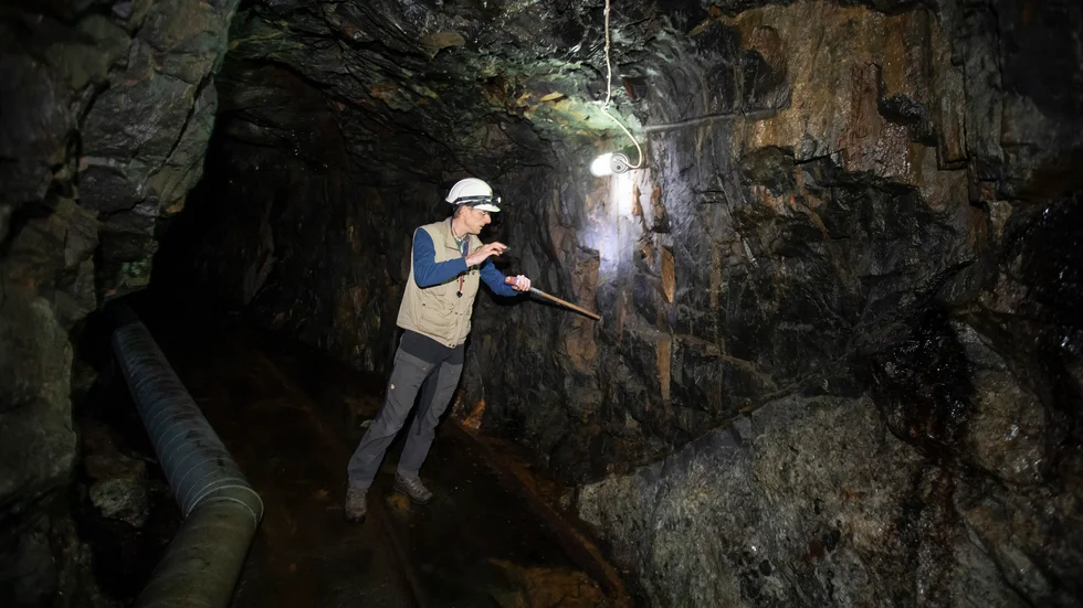 Med en ficklampa lyser Joel Andersson upp väggarna i den gamla orten. Det glimmar och gnistrar att alla mineral som finns i berget.