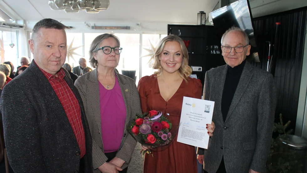 Musikalartisten Hanna Ulvan har fått ett stipendium av Motala Rotaryklubb. Hon omges här av från vänster klubbens president Lars Andersson, klubbens skattmästare Maria Hadenius Lindgren samt Bertil Håkansson, ordförande för klubbens stipendienämnd.