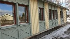 Arealens förskola byggdes 1990 och är ett trähus med betongplatta på mark. Inga större renoveringar har gjorts fram till i dag. 