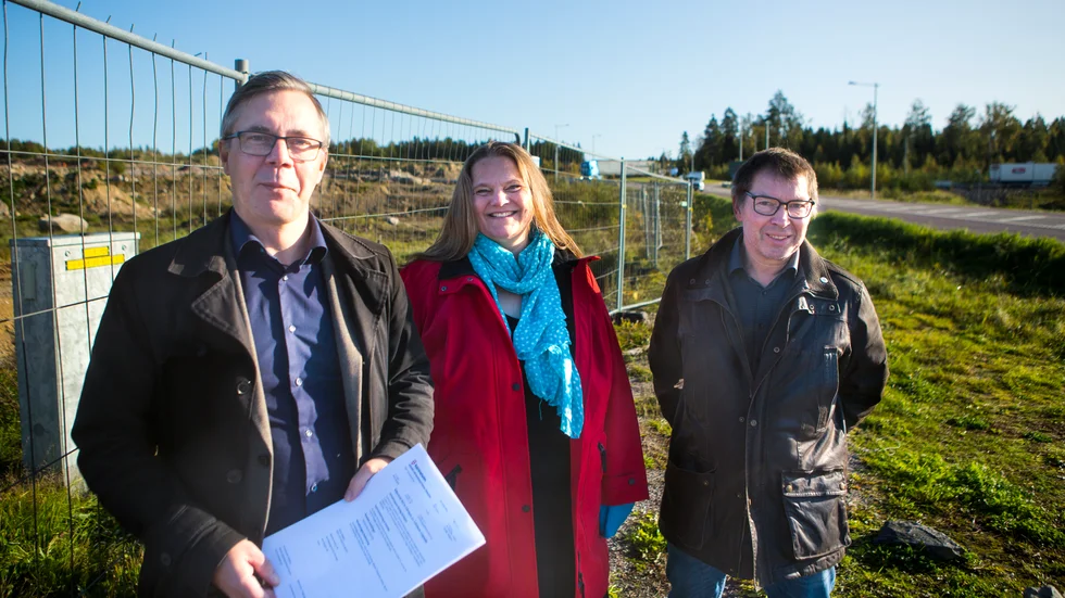 Johan Söderberg (S), mark- och exploateringschef Marie Bergeås och Christer Sundqvist (M) gläds över restaurangkedjan som ska etablera sig på Lövåsen.