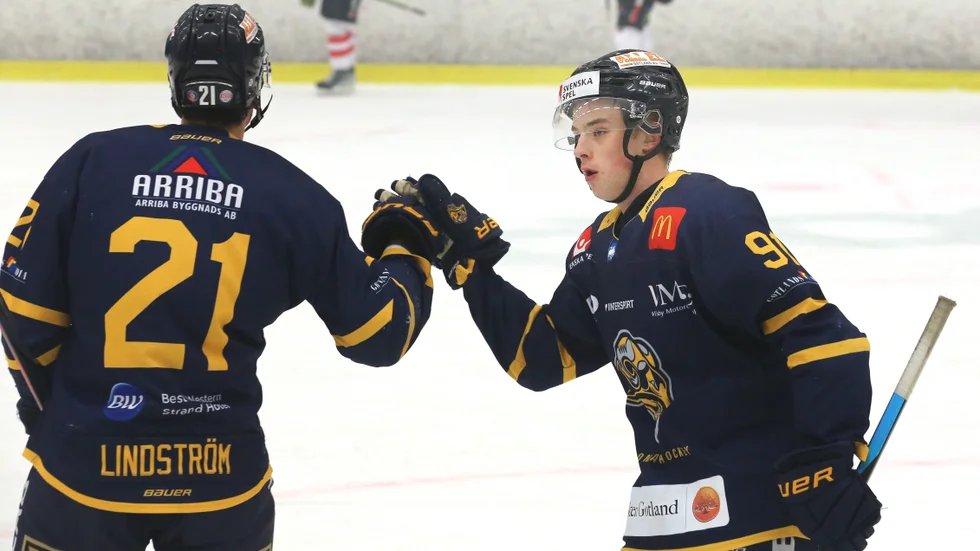 Elias Lindström och Nils Bolin jublar efter det läckra målet.