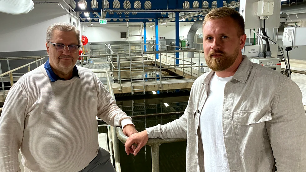 Reningsverket i Gamleby. Kaj Rothman, processtekniker vatten och avlopp och Lukas Nilsson, verksamhetschef vatten och avlopp på Västervik miljö och energi.