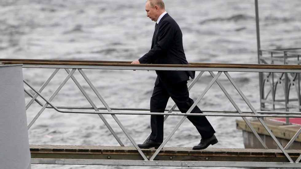 Rysslands Svartahavsflotta får ytterligare en hemmahamn, i den ockuperade delen av Georgien. Här deltar president Vladimir Putin i en flottceremoni i S:t Petersburg. Arkivbild.