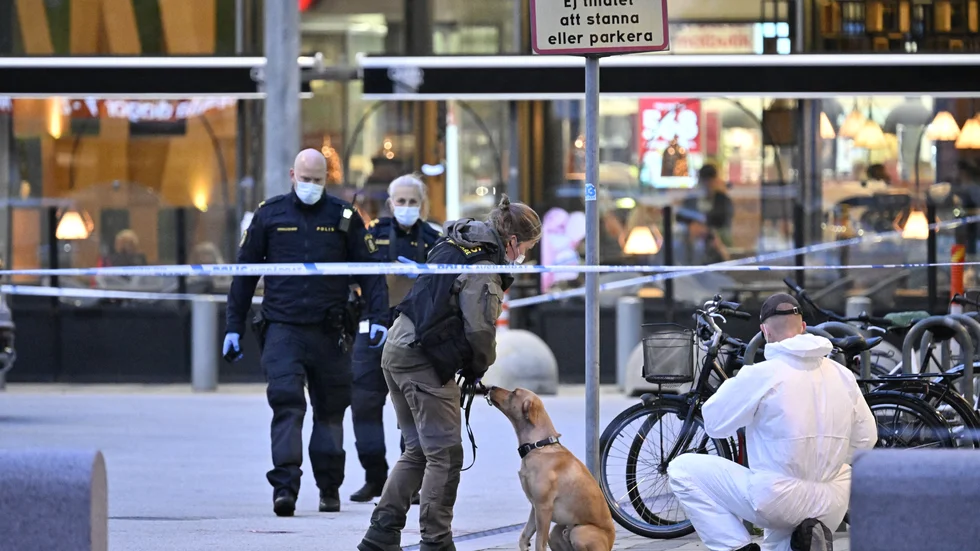 Polis och kriminaltekniker på plats på köpcentret Mobilia efter tisdagens mordförsök på en man i 25-årsåldern. Arkivbild.
