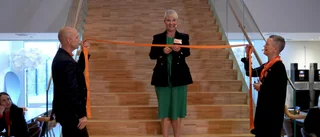 Ministern klippte bandet och invigde nytt kontor