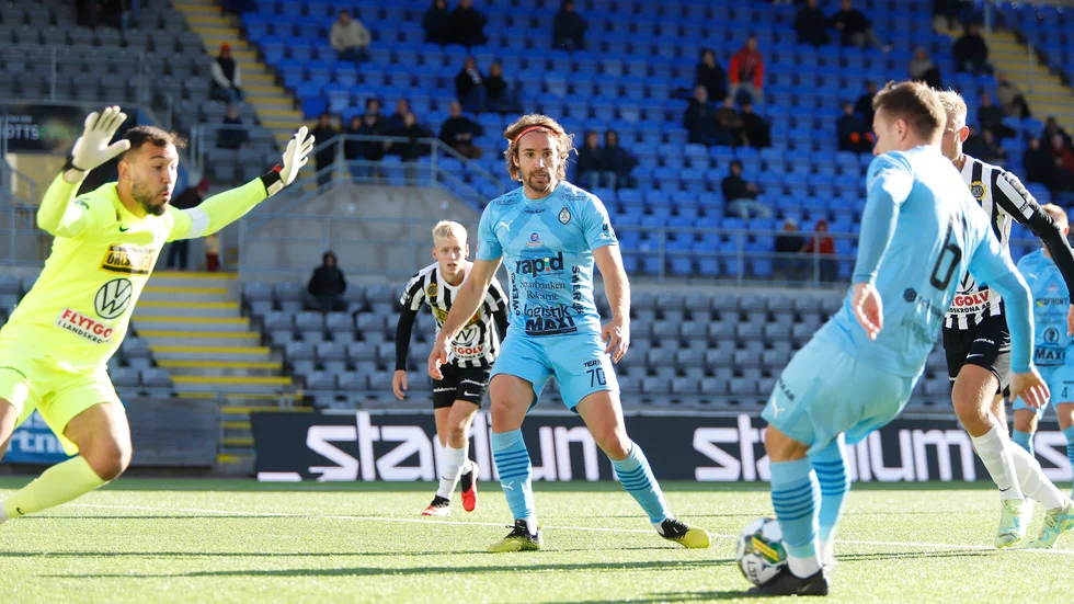 Ryan Williams skjuter här in bollen i mål bakom Landskronas keeper Amr Kaddoura som precis räddat ett jätteläge från Sergio Mendiguchia Iglesias. Men då blev det avblåst för offside.