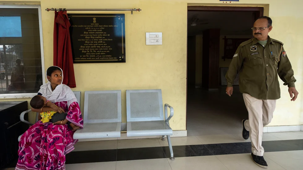 En 19-årig kvinna och hennes barn, fotograferade utanför polisstationen i Morigaon i Assam i Indien. Kvinnans man var en av tusentals som greps i ett tillslag tidigare i år mot personer som varit inblandade i barnäktenskap. Arkivbild.