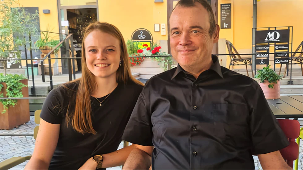 Peter Carlsson med dottern Alice Lindhé som är ett av hans fyra älskade barn.