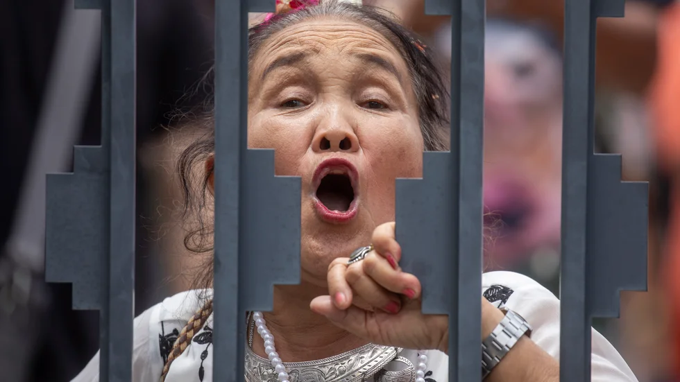 En supporter till partiet Kao Klai protesterar efter att Thailands parlament beslutat att inte släppa fram partiets ledare Pita Limjaroenrat.
