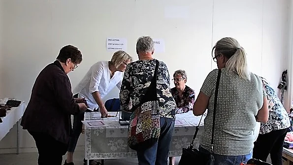 PRO Överkalix sålde sitt hantverk under Överkalix marknad. Här säljer Cristina Andersson och Eva Engström även lotter.