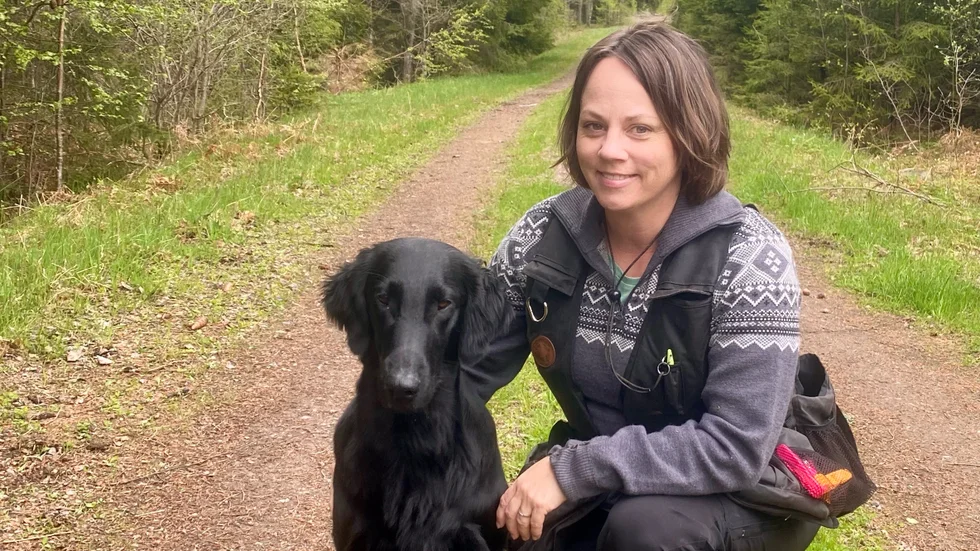 Hanna Lindblom är en av arrangörerna till den stora apporteringstävling som går av stapeln mellan den 11- och 13 augusti i Godegårds skogarna. Här tillsammans med sin hund Bubblan. 