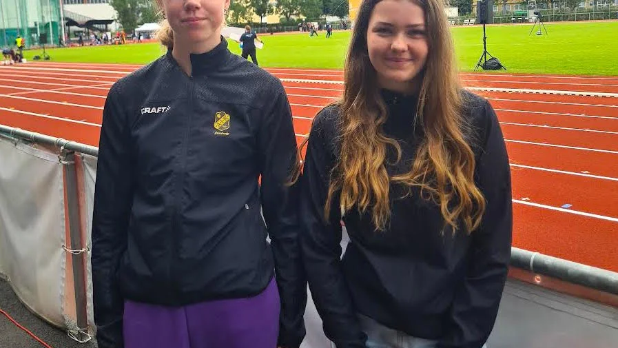 Tilda Fridenborg (t v) och Vega Kågström var AIK:s representanter i junior-SM.