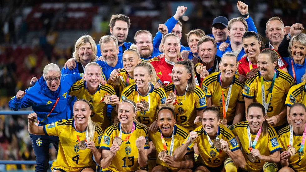 Pontus Ekblom, som är tvåa från vänster på den näst översta raden (bredvid Hanna Bennison), får fira ett VM-brons till med damlandslaget. 