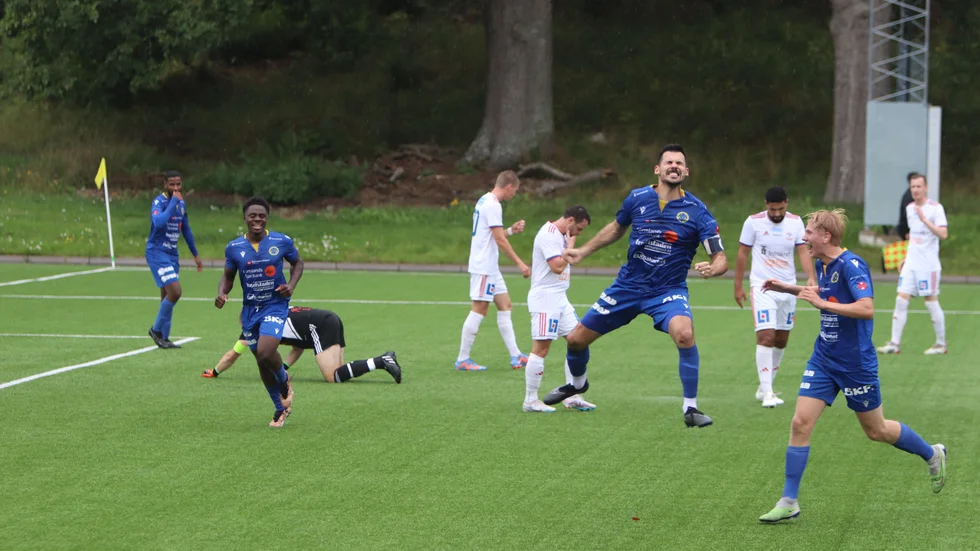 Värmbols Vedran Benca hade all anledning att hoppa högt av segerglädje när han blev matchhjälte mot Strömtorp.