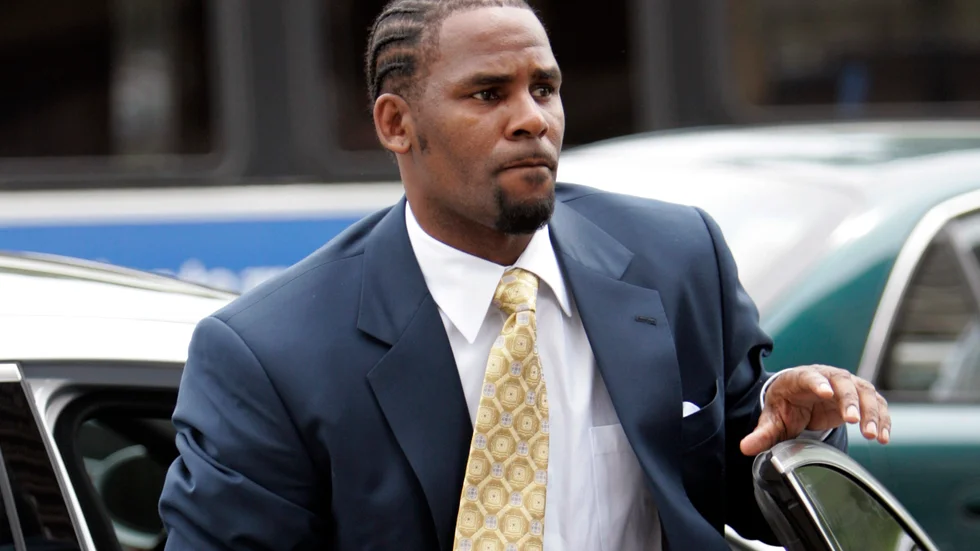 Sångaren R Kelly avtjänar ett 30 år långt fängelsestraff för bland annat sextrafficking. Nu tvingas han och musikjätten Universal betala hans offer. Arkivbild.