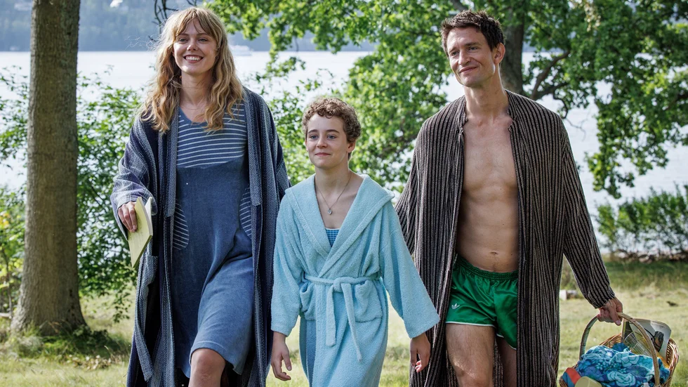 Frida Gustavsson och August Wittgenstein spelar det äkta paret Marianne och Markus. Deras dotter Isabelle spelas av Poppy Klintenberg Hardy. Pressbild.