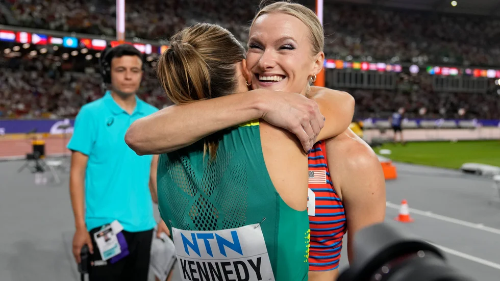 Katie Moon och Nina Kennedy kramar varandra efter att gemensamt kommit fram till att inte hoppa skiljehoppning i stavfinalen.