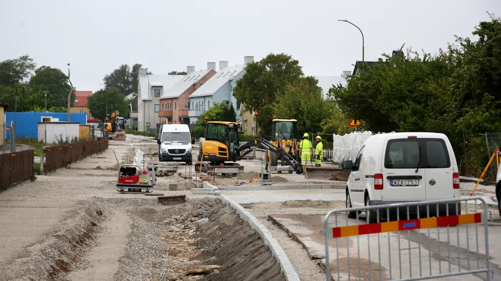 Kolonigatan byggs om och får trafiksäkrare lösningar för skolbussar och lämning och hämtning av eleverna. Arbetet blir klart i mitten av september.