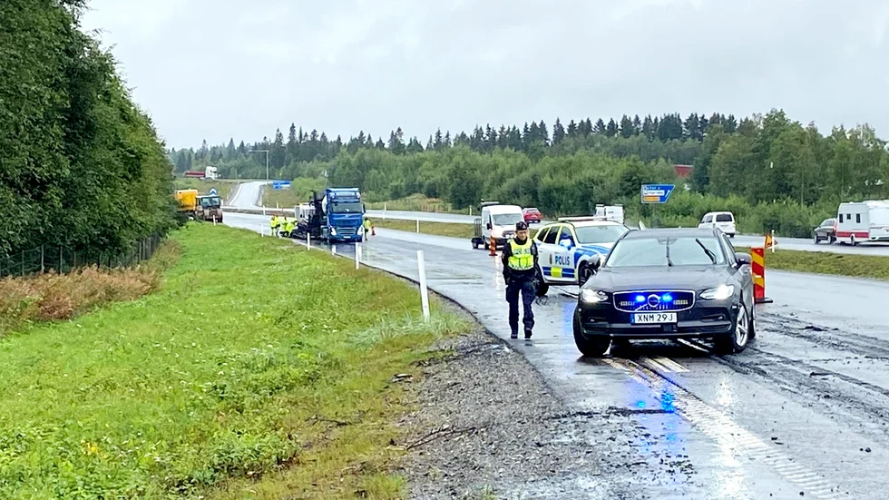 En lastbil krockade med en personbil på E4.