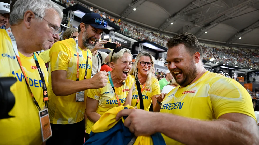 Kajsa Bergqvist, mitten, efter Daniel Ståhls guld i diskus.