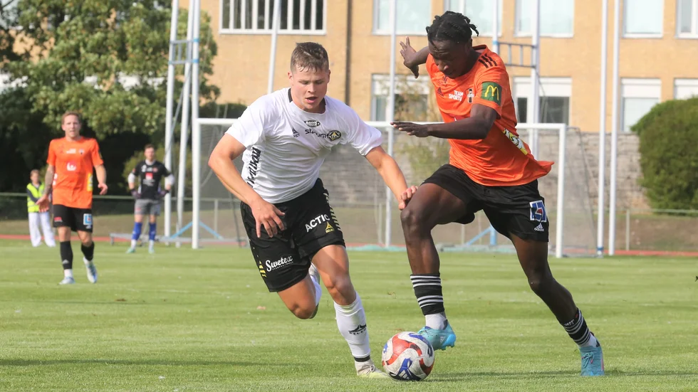 FC Gutes Abou Mendy tar sig fram i matchen mot Skiljebo.
