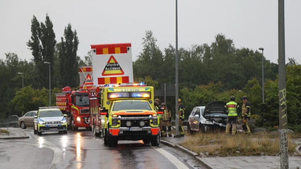 Räddningsarbete vid olyckan på riksväg 55. 